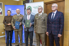 Od lewej: prof. PRz B. Zatwarnicka-Madura, gen. bryg. T. Zybiński, prof. P. Koszelnik, A. Pawłoś, Prof. PRz T. Olejarz,