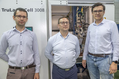 Od lewej: dr inż. A. Gradzik, prof. PRz W. Nowak, dr inż. T. Kubaszek,
