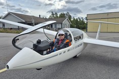 Prof. T. Rogalski w szybowcu DG 500,