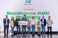 Studenci z Koła Naukowego EUROAVIA Rzeszów z przedstawicielami jury,